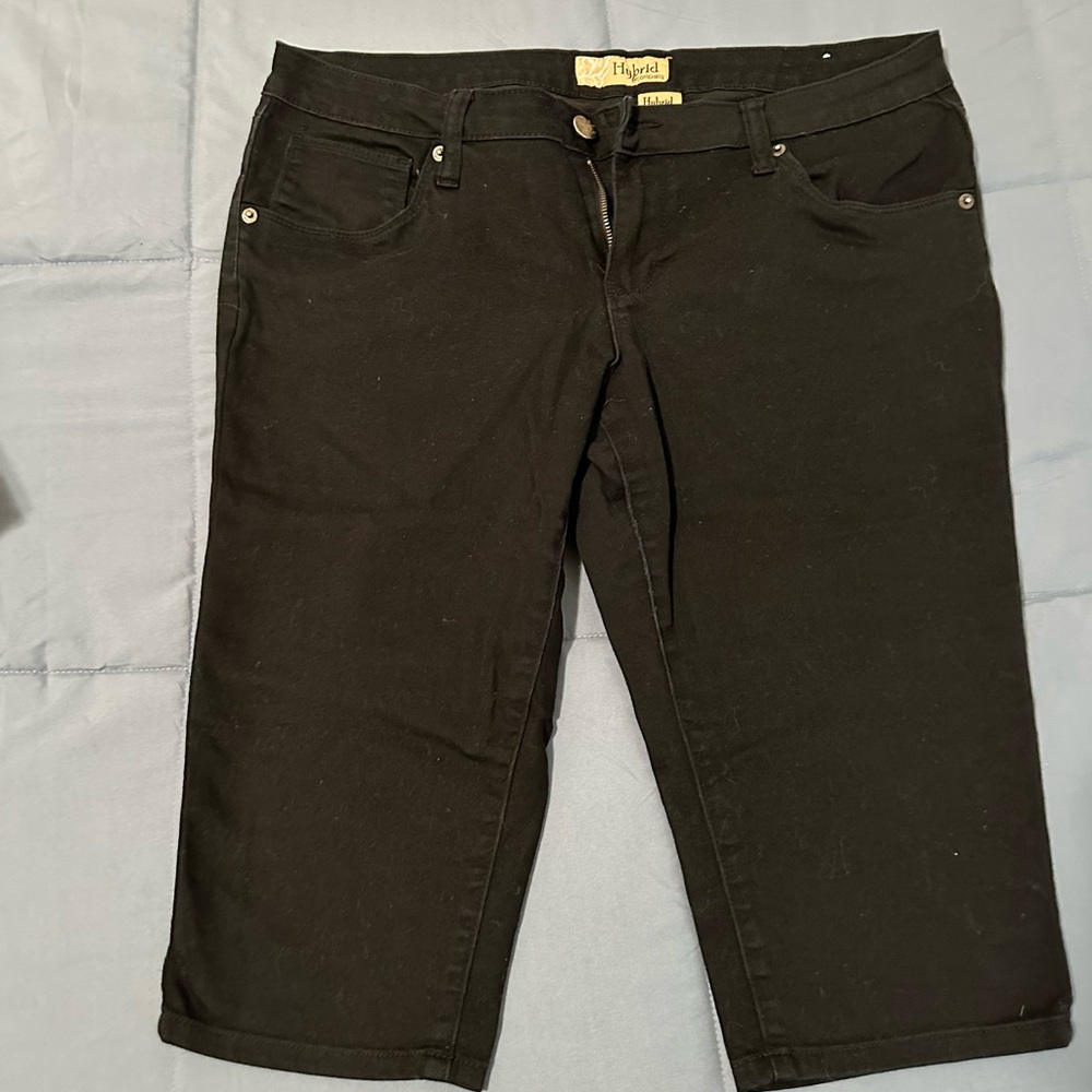 Hybrid Black Capri Pants